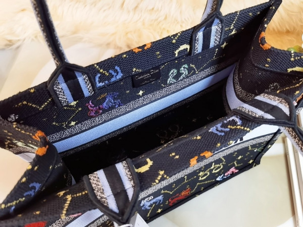 medium D*or book tote