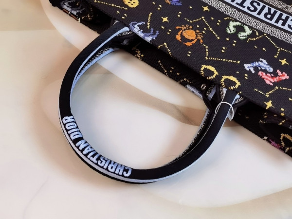 large D*or book tote