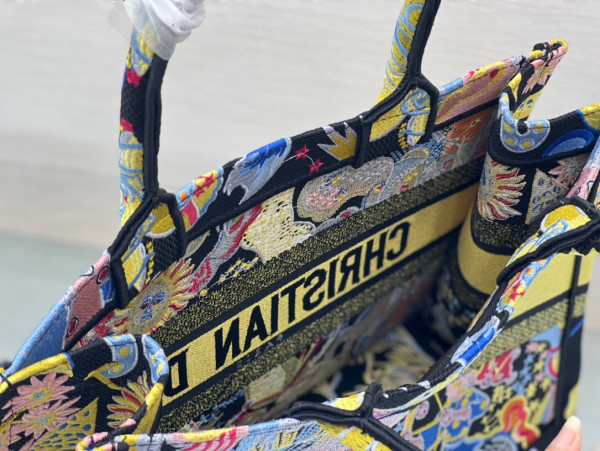 medium D*or book tote