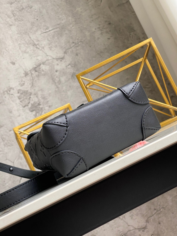 l**is V*t*n steamer xs