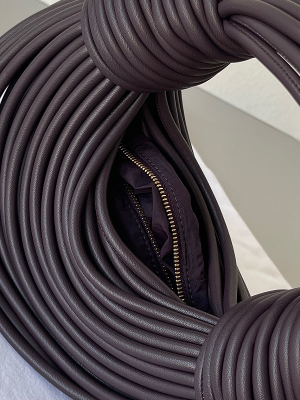 Bo*te*ga ve*ne*ta double knot