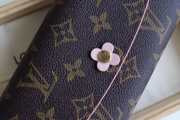 l**is V*t*n emilie wallet