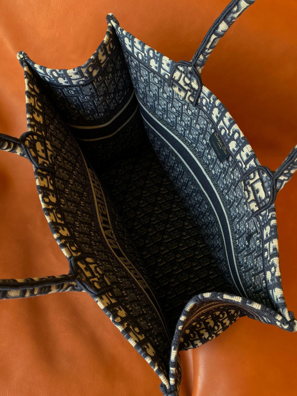 large D*or book tote