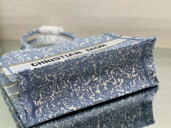 medium D*or book tote