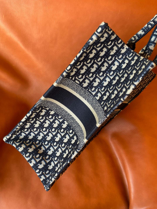 large D*or book tote