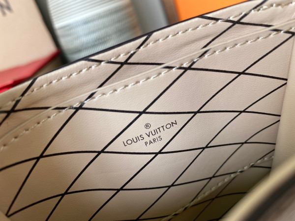 l**is V*t*n vertical trunk pochette