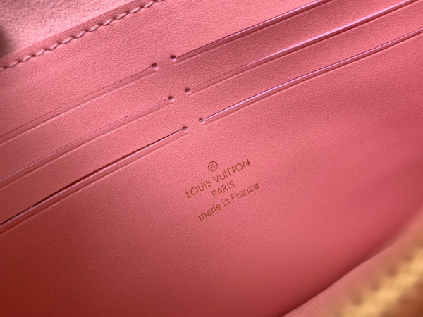 l**is V*t*n croisette chain wallet