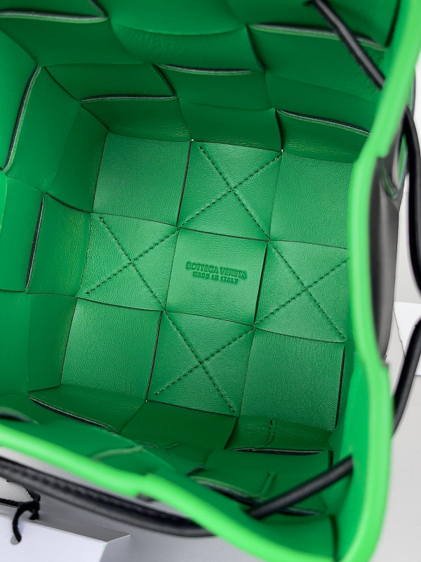 Bo*te*ga ve*ne*ta cassette bucket bag