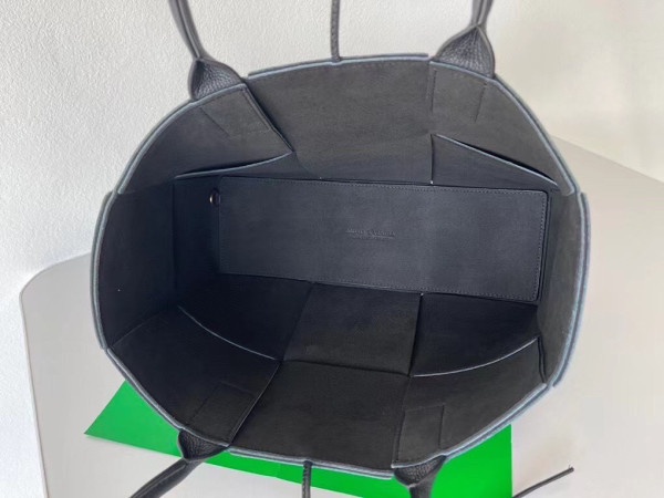 Bo*te*ga ve*ne*ta arco medium tote