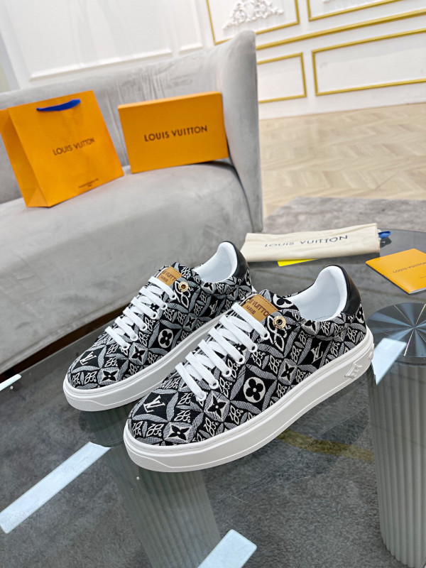 l**is V*t*n women"s time out sneaker