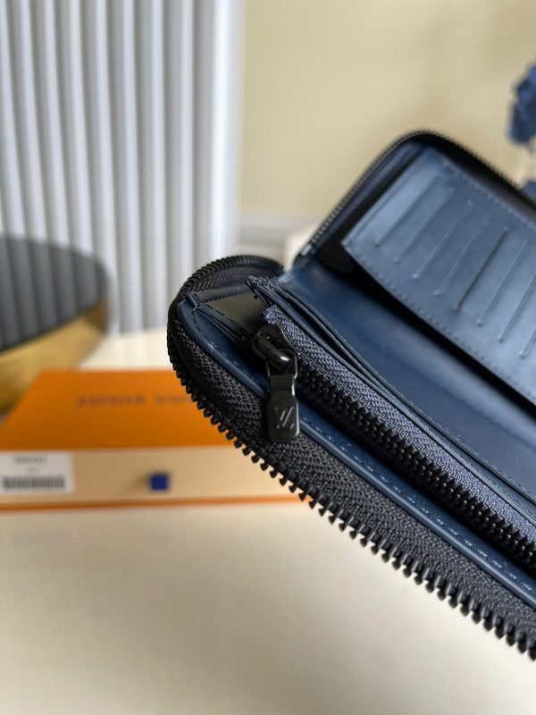 l**is V*t*n zippy wallet