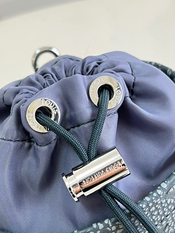 l**is V*t*n chalk pouch