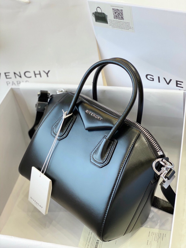 GIVENCHY ANTIGONA MINI/SMALL/MEDIUM IN SMOOTH LEATHER
