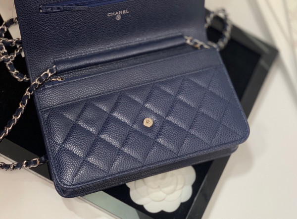 CL CHAIN WALLET CAVIAR WITH SILVER HARDWARE