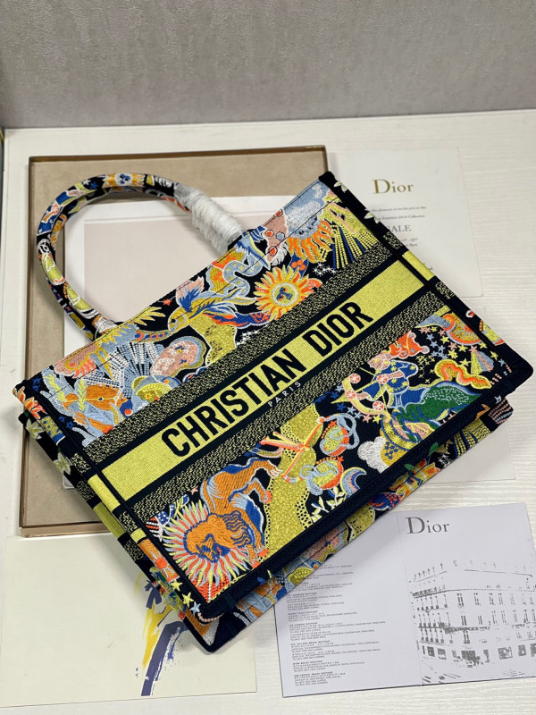 medium D*or book tote