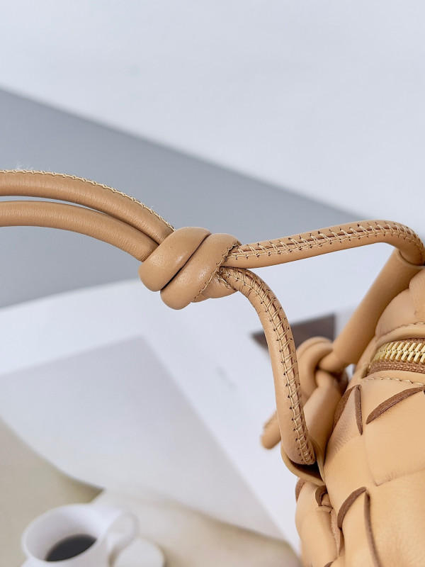 Bo*te*ga ve*ne*ta small loop camera bag