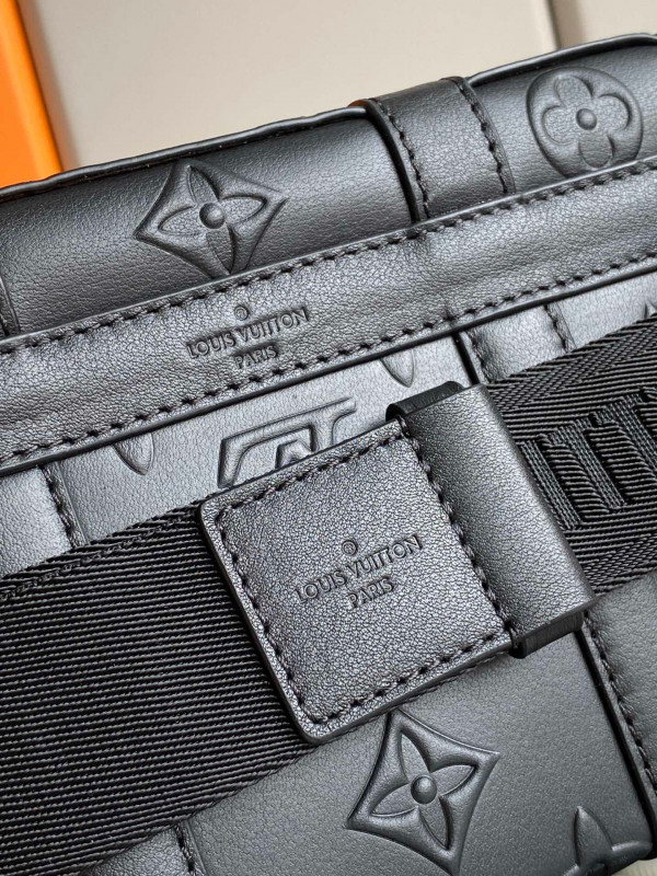 l**is V*t*n trunk slingbag