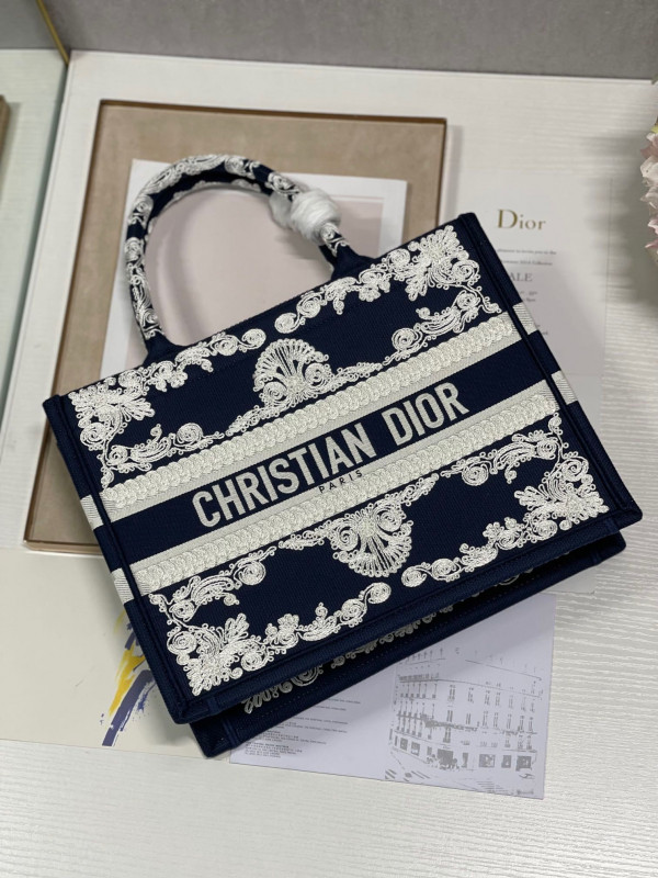 medium D*or book tote