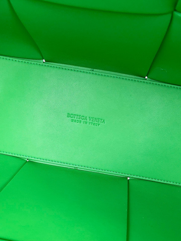 Bo*te*ga ve*ne*ta arco medium tote