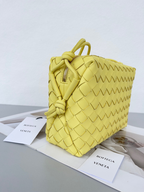 Bo*te*ga ve*ne*ta small loop camera bag