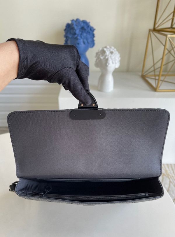 l**is V*t*n s lock a4 pouch