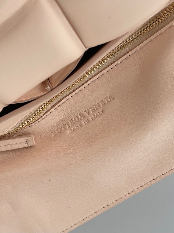 Bo*te*ga ve*ne*ta cassette