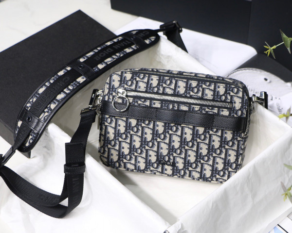D*or safari messenger bag