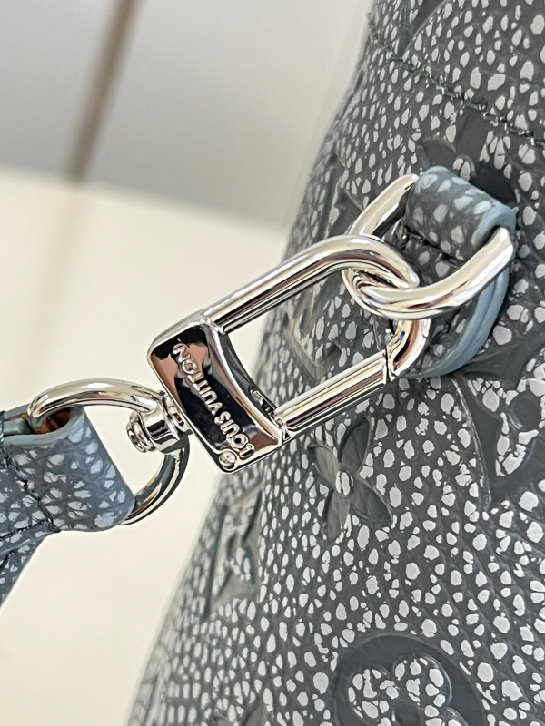 l**is V*t*n chalk pouch