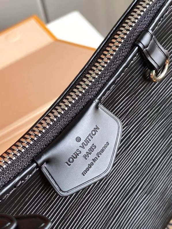 l**is V*t*n easy pouch on strap