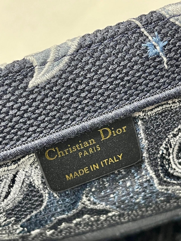 medium D*or book tote