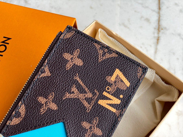 l**is V*t*n cc holder