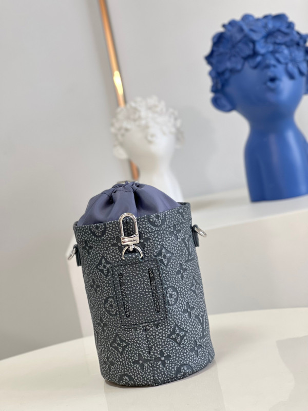 l**is V*t*n chalk pouch