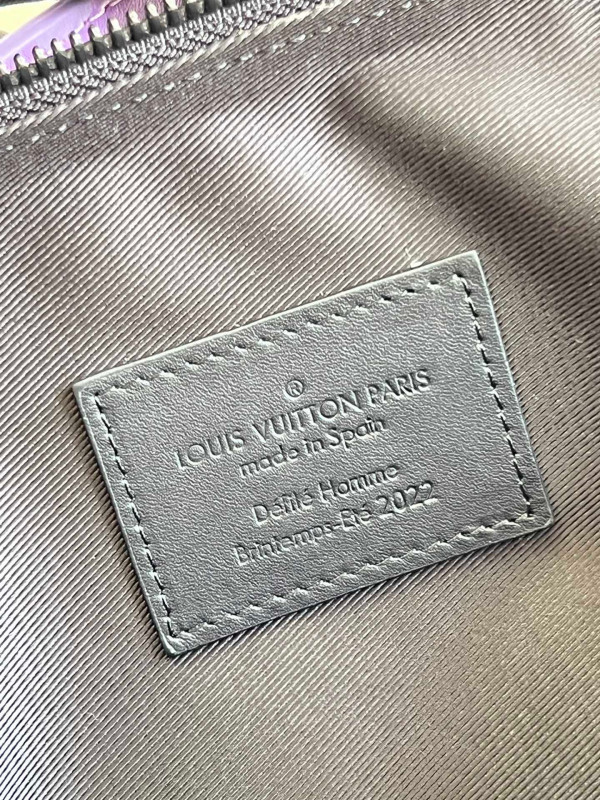 l**is V*t*n handle soft trunk