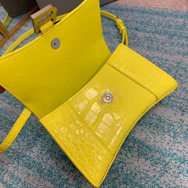 Ba*len*cia*ga hourglass