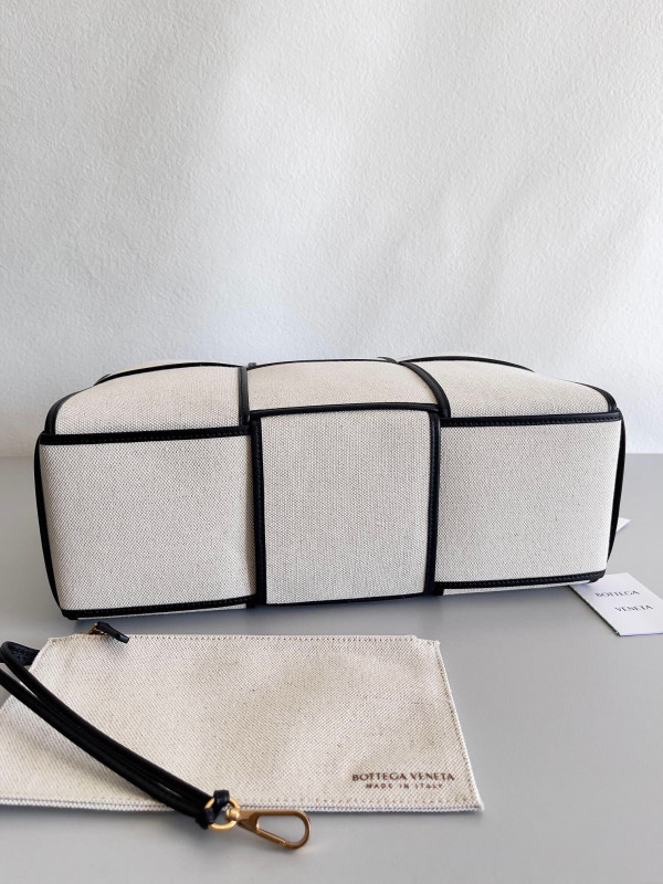 Bo*te*ga ve*ne*ta arco medium tote