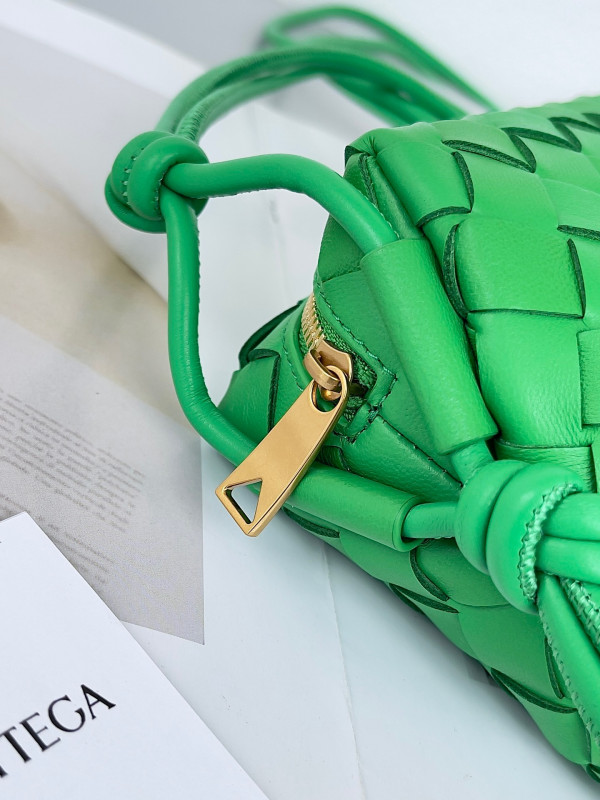 Bo*te*ga ve*ne*ta mini loop camera bag