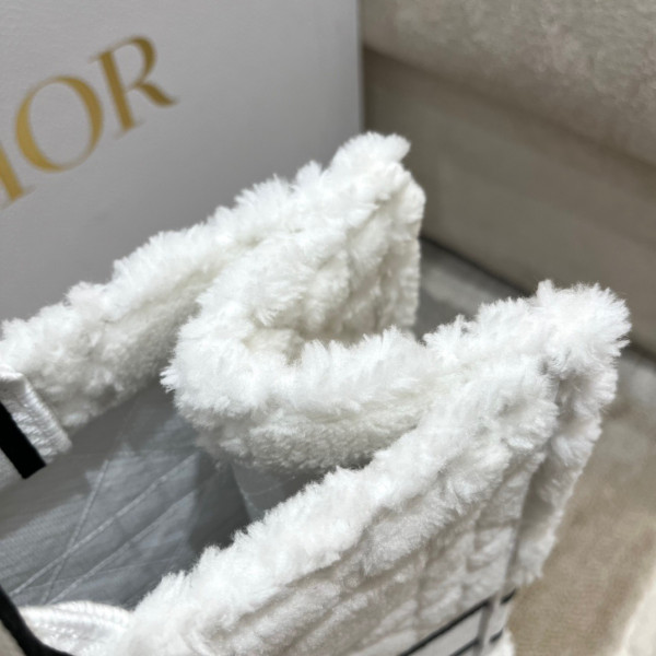 large D*or book tote