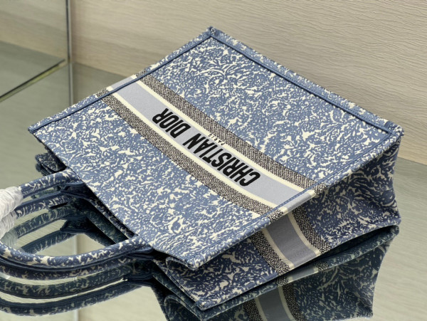 large D*or book tote