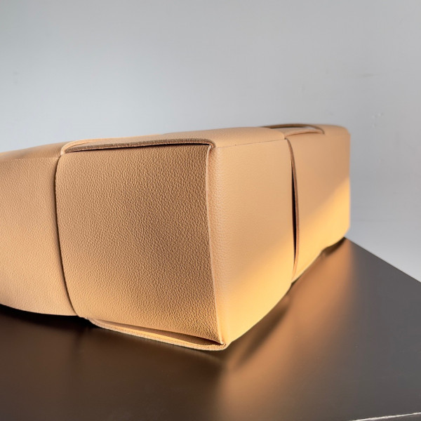 Bo*te*ga ve*ne*ta arco medium tote