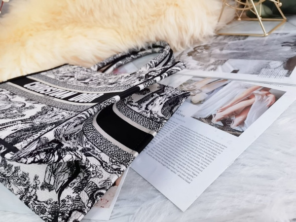 D*or book tote