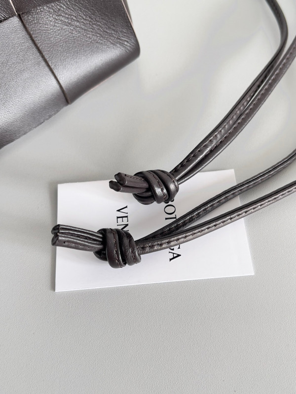 Bo*te*ga ve*ne*ta cassette bucket bag