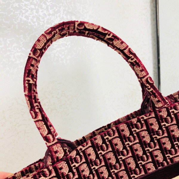 large D*or book tote