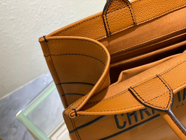 medium D*or book tote