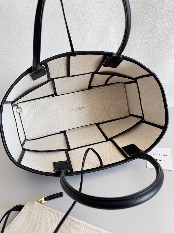 Bo*te*ga ve*ne*ta arco medium tote