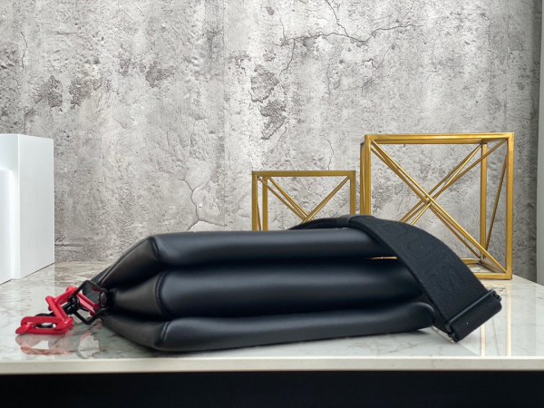 l**is V*t*n coussin pm