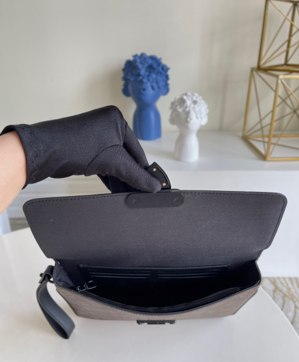 l**is V*t*n s lock a4 pouch