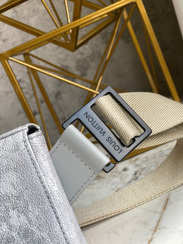 l**is V*t*n trunk slingbag