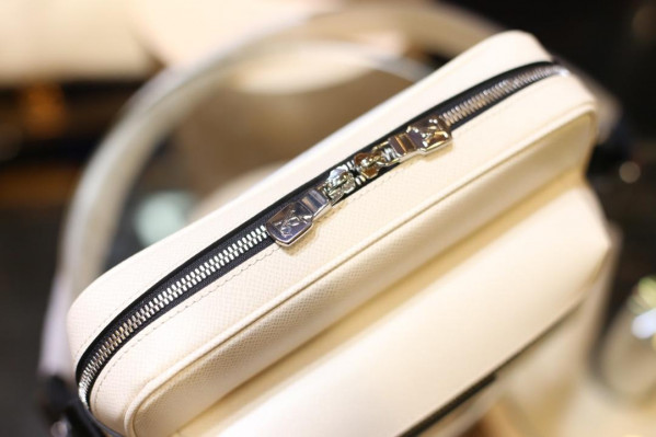 l**is V*t*n messenger