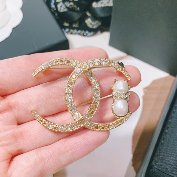 CL BROOCH