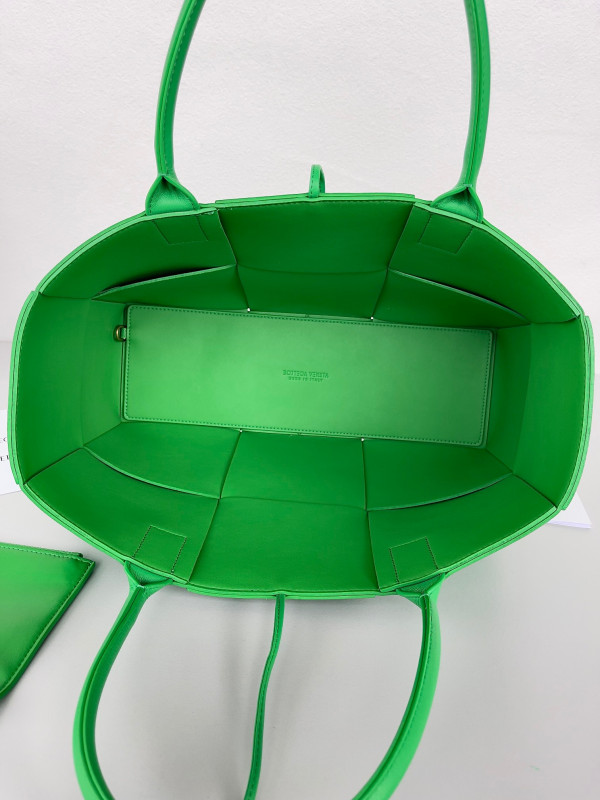 Bo*te*ga ve*ne*ta arco medium tote